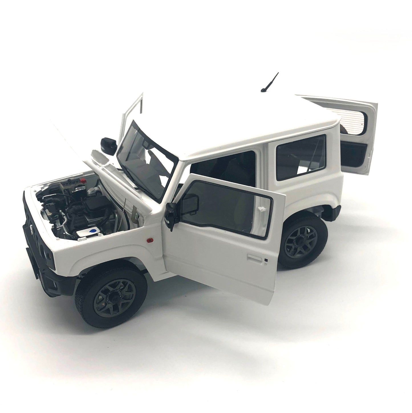 BM CREATIONS 18B0017 1/18 Suzuki Jimny JB64 Superior White 26U RHD 660cc Engine